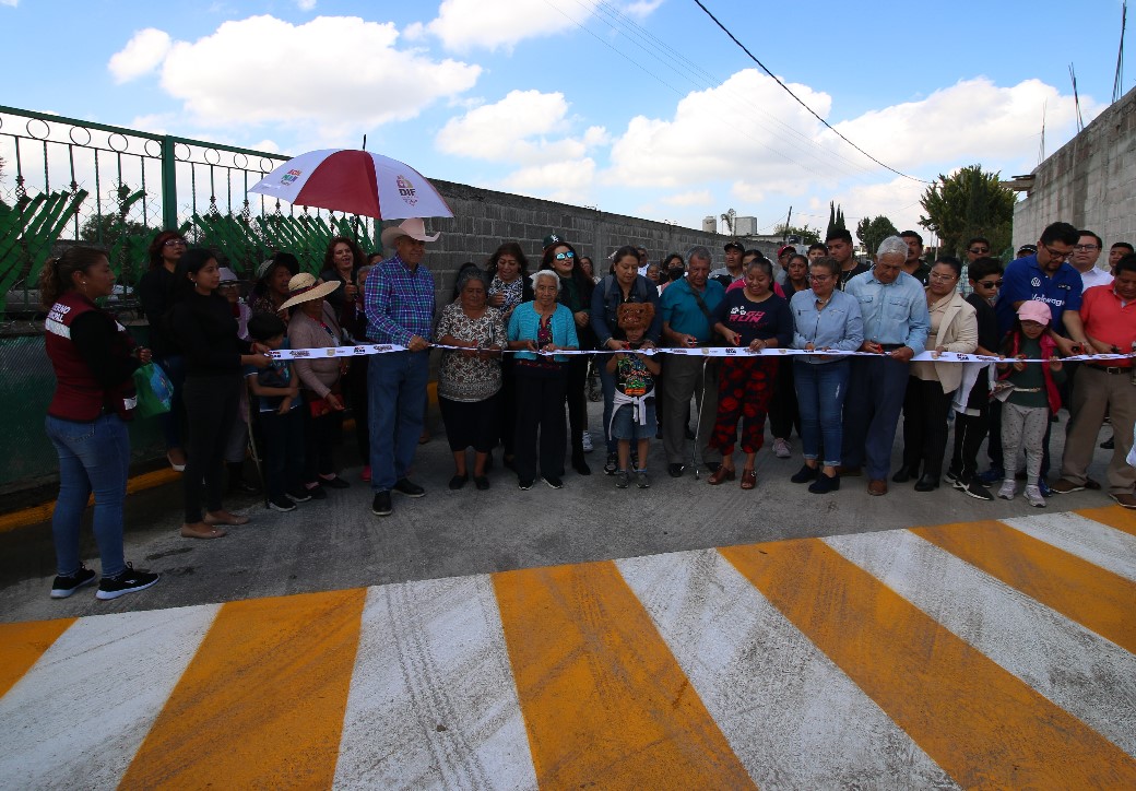Imagen de Edil de Acolman entrega obras en San Bartolo y Xometla