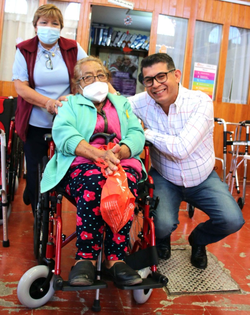 Imagen de Entrega SMDIF de Acolman aparatos funcionales a adultos mayores