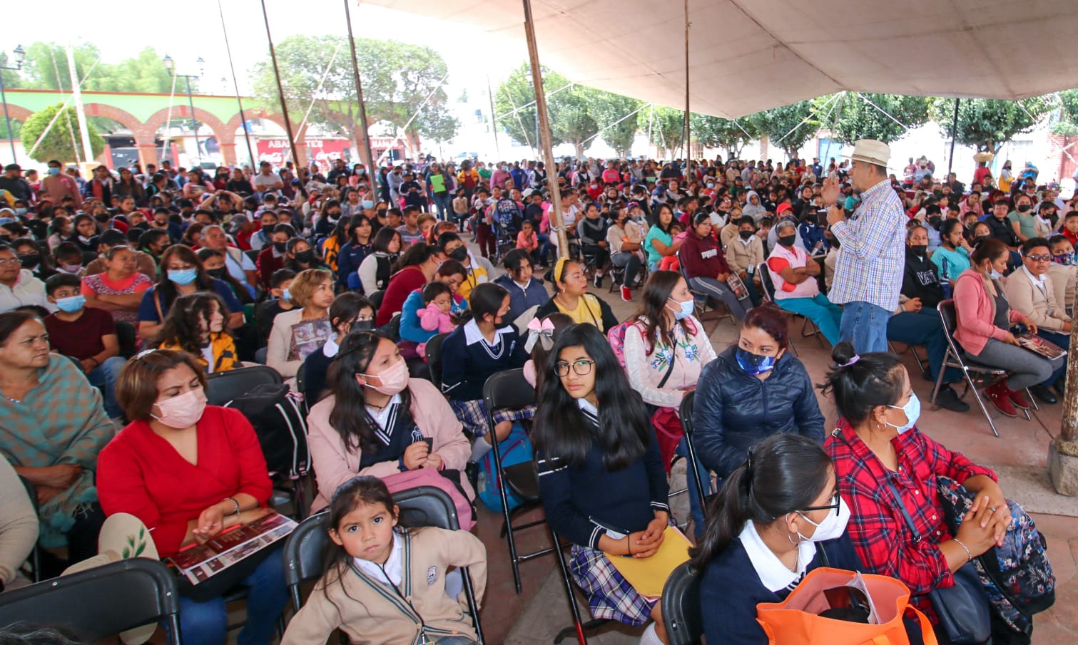 Imagen de En intensa gira de trabajo, edil de Acolman arranca inicios de obras y entrega Becas Renace