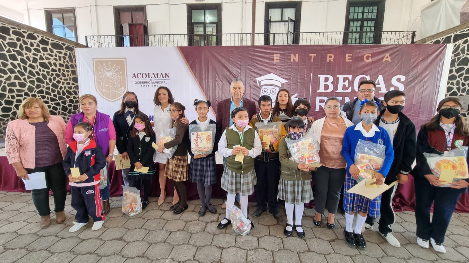 Imagen de Acolman entrega Becas Renace a alumnos de excelencia académica y de escasos recursos