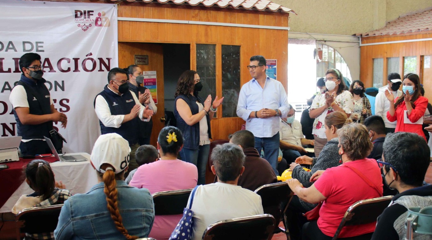 Imagen de Credencializan a Acolmenses con capacidades diferentes