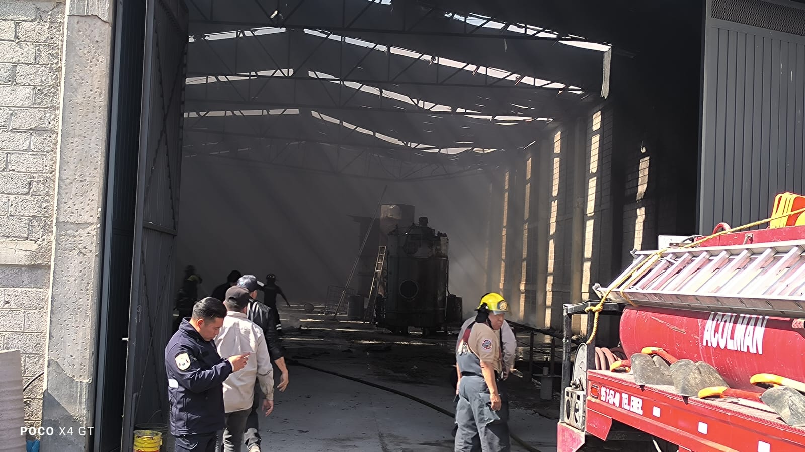 Imagen de Bomberos de Acolman controlan incendio en bodega de parafina