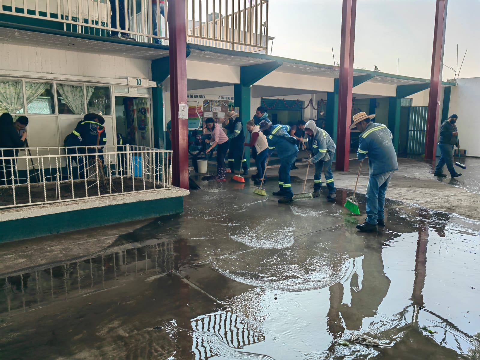 Gobierno Municipal de Acolman limpia escuela afectada tras inundación