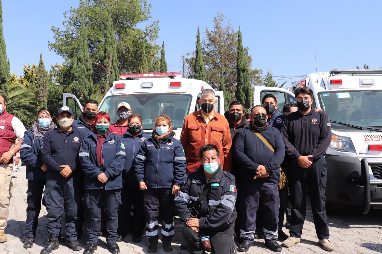 Rigoberto Cortés Melgoza, entrega dos ambulancias y una pipa de agua para el servicio de los habitantes