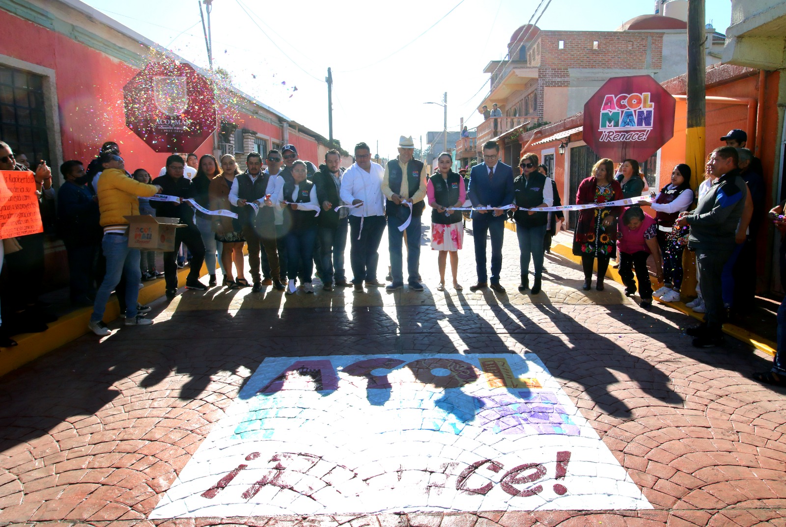 Durante desfile conmemorativo por el natalicio de Lic. Benito Juárez, edil de Acolman entrega obra pública 