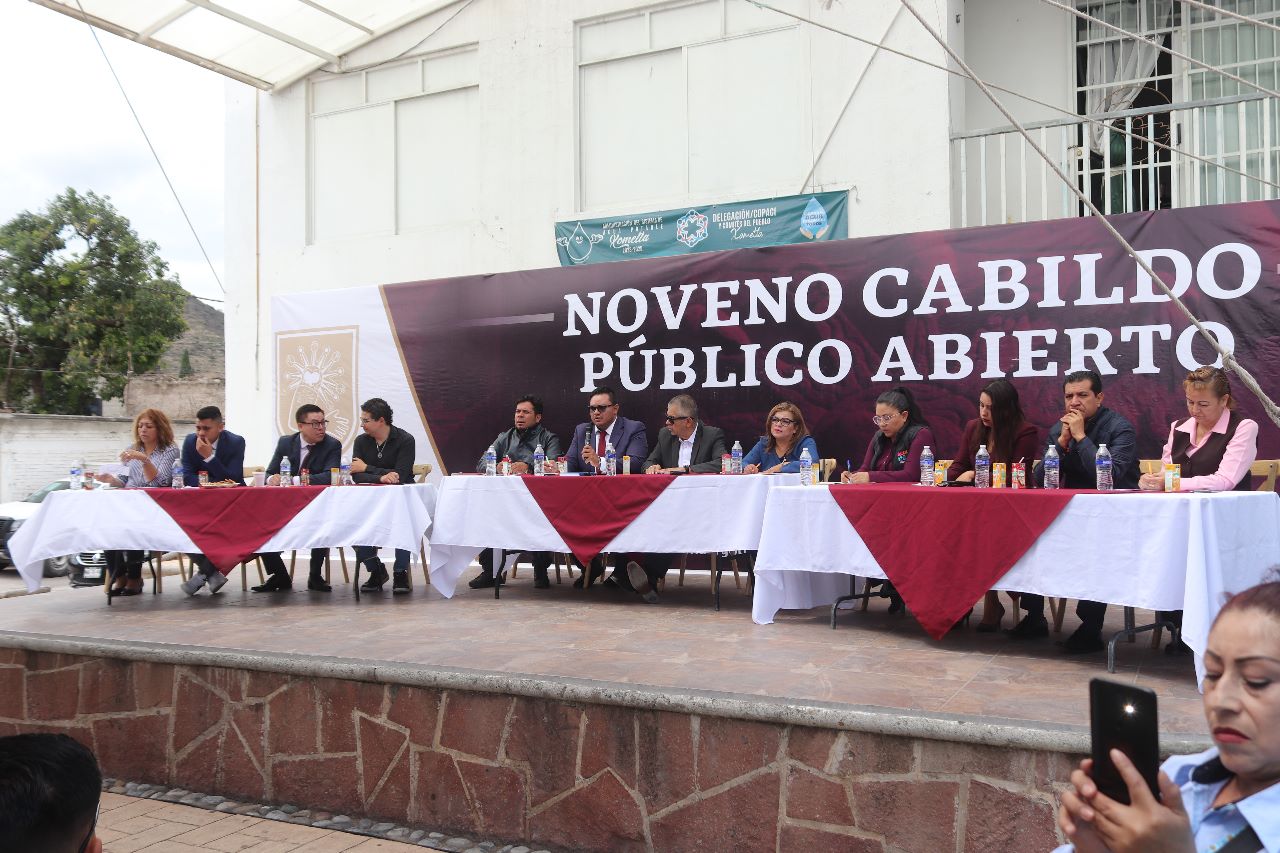 Durante sesión de Cabildo Público Abierto, edil de Acolman entrega equipo a Comité de Agua Potable en Xometla